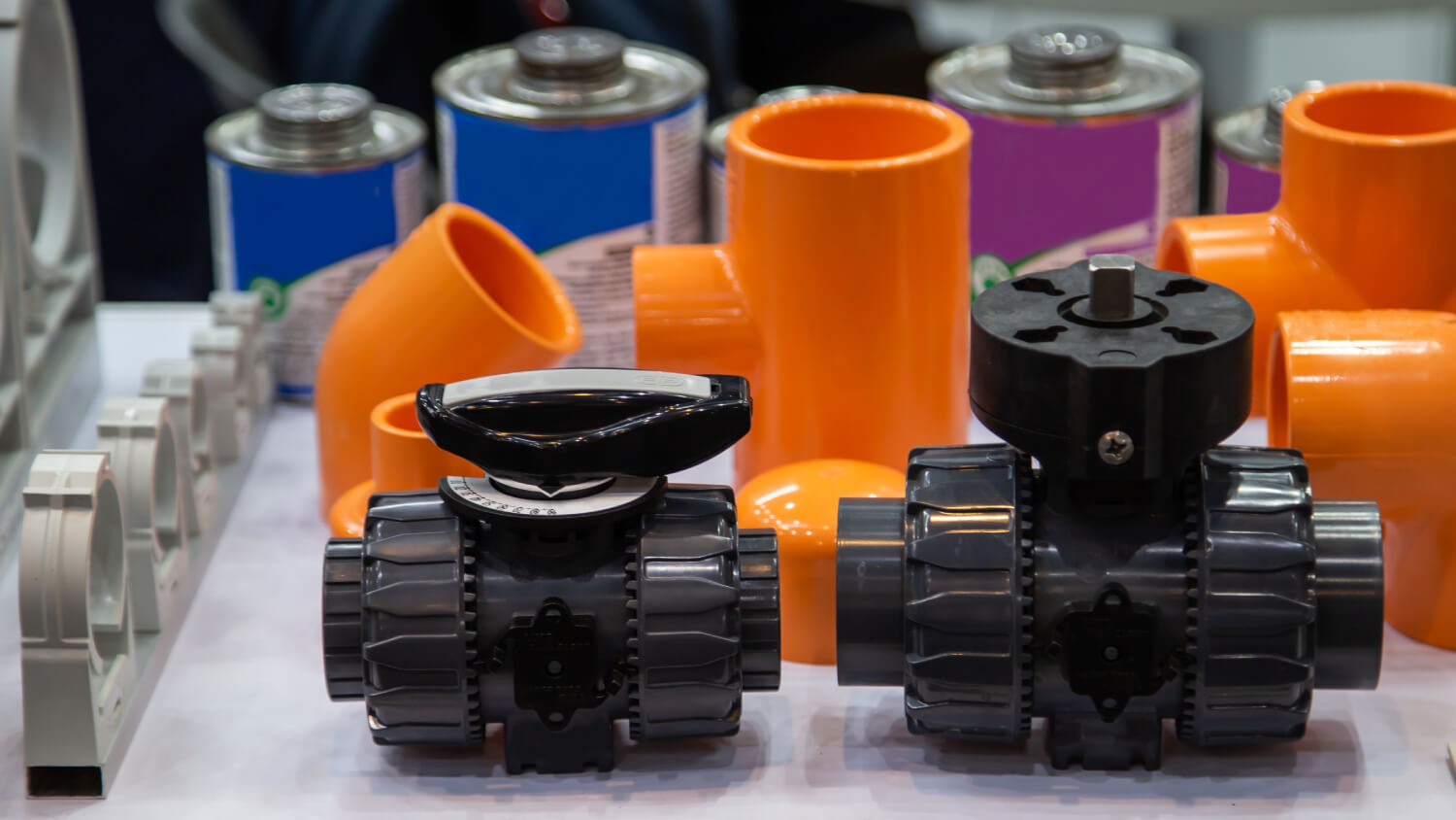 Memilih Plastic Valve yang Tepat untuk Aplikasi Piping: Panduan Lengkap